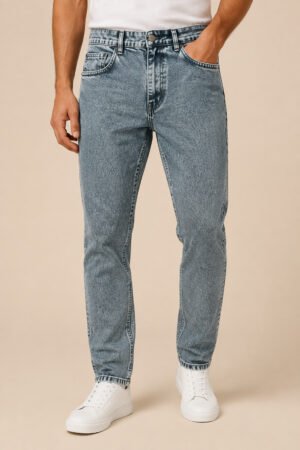 Light Wash Relaxed Tapered Jeans – Ice Blue